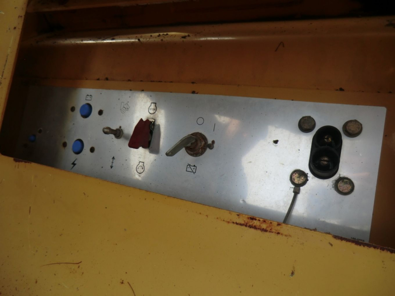 Caterpillar 735 Serbatotio olio idraulico, completo di porta batterie, quadro elettrico. - 液压油箱 适用于 建筑机械:图1 Caterpillar 735 Serbatotio olio idraulico, completo di porta batterie, quadro elettrico. - 液压油箱 适用于 建筑机械:图1