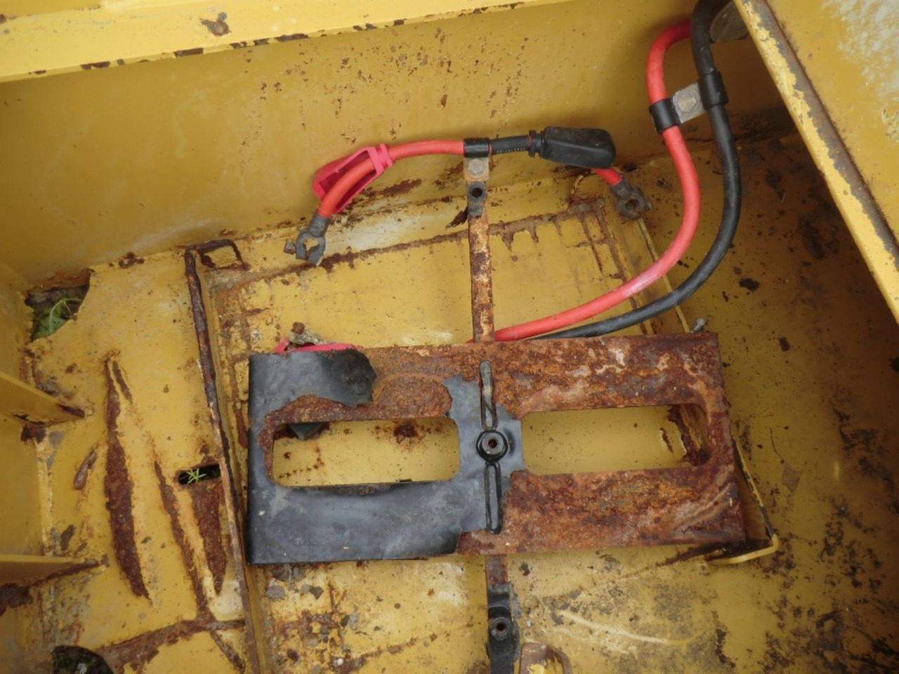 Caterpillar 735 Serbatotio olio idraulico, completo di porta batterie, quadro elettrico. - 液压油箱 适用于 建筑机械:图5 Caterpillar 735 Serbatotio olio idraulico, completo di porta batterie, quadro elettrico. - 液压油箱 适用于 建筑机械:图5