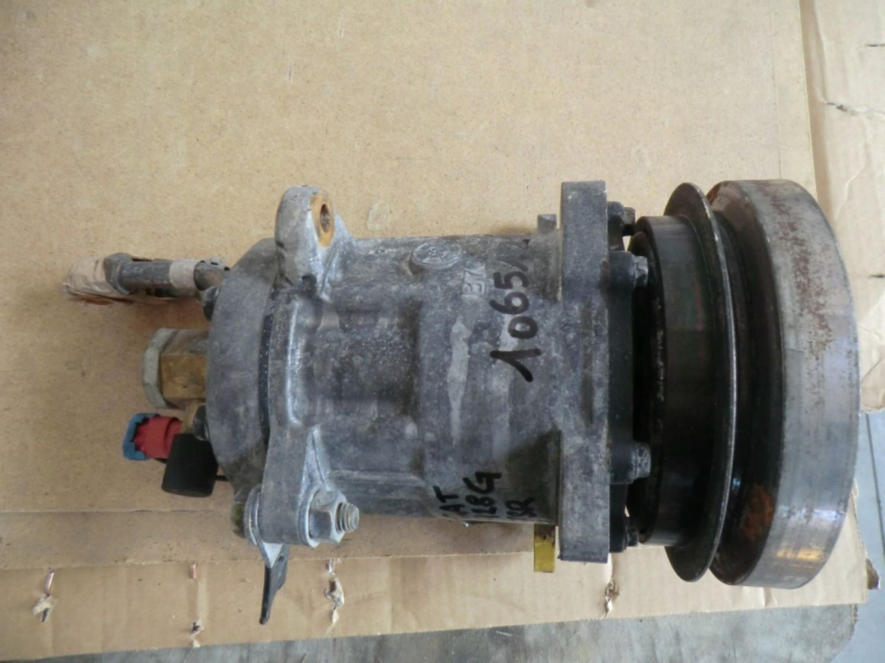 Caterpillar 928G COMPRESSORE ARIA CONDIZIONATA - 空调压缩机 适用于 建筑机械:图1 Caterpillar 928G COMPRESSORE ARIA CONDIZIONATA - 空调压缩机 适用于 建筑机械:图1