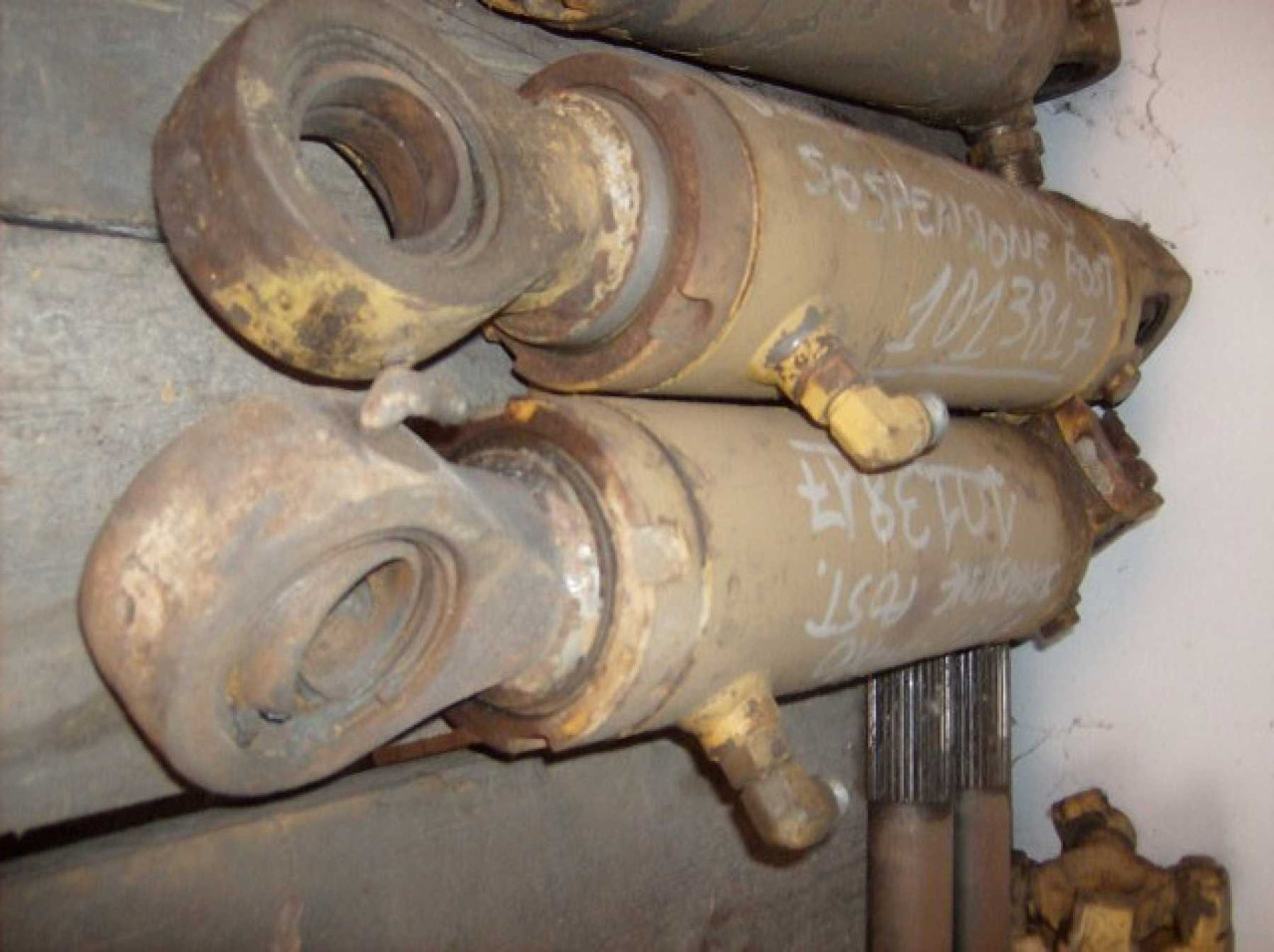 Caterpillar D300D CILINDRI DI SOSPENSIONE POSTERIORE - 液压缸 适用于 建筑机械:图1 Caterpillar D300D CILINDRI DI SOSPENSIONE POSTERIORE - 液压缸 适用于 建筑机械:图1