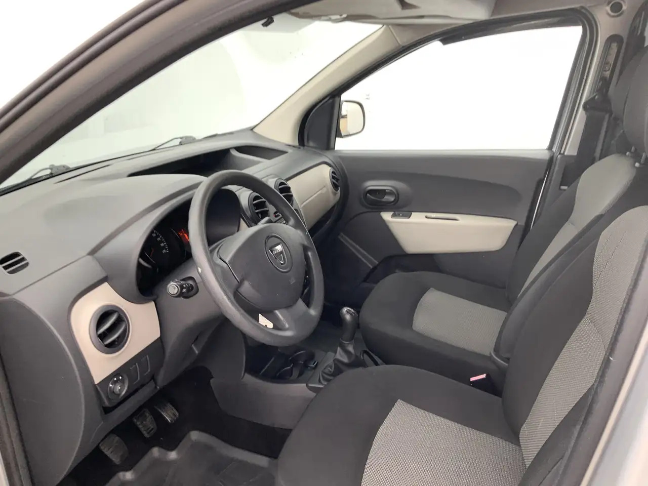 Dacia Dokker 1.5 dCi 75 Ambiance Airco Alu Velg Trekhaak 1200 k - 紧凑型面包车:图5 Dacia Dokker 1.5 dCi 75 Ambiance Airco Alu Velg Trekhaak 1200 k - 紧凑型面包车:图5