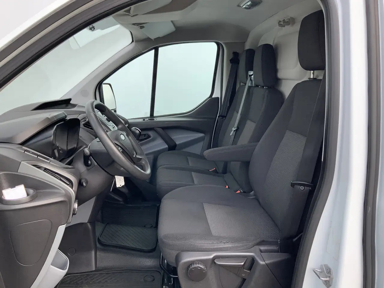 Ford Transit Custom 270 2.2 TDCI L1H1 Economy Edition Airco Cruise 3 Z - 无侧窗厢式货车:图4 Ford Transit Custom 270 2.2 TDCI L1H1 Economy Edition Airco Cruise 3 Z - 无侧窗厢式货车:图4