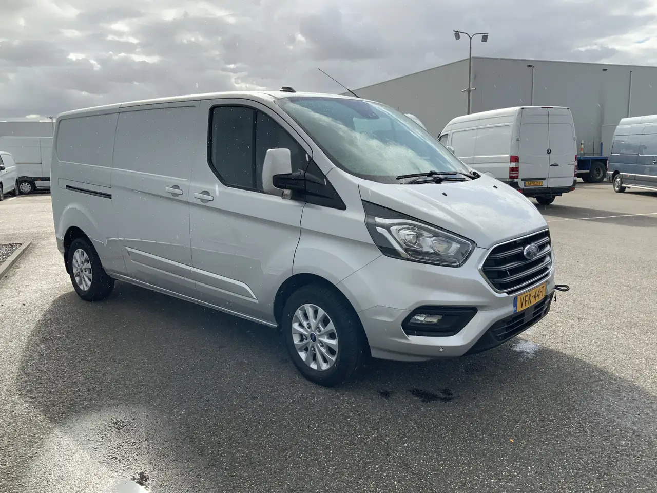 Ford Transit Custom 300 2.0 TDCI L2H2 (MOTOR DEFECT!!) Airco Navi 3 Zi - 无侧窗厢式货车:图2 Ford Transit Custom 300 2.0 TDCI L2H2 (MOTOR DEFECT!!) Airco Navi 3 Zi - 无侧窗厢式货车:图2