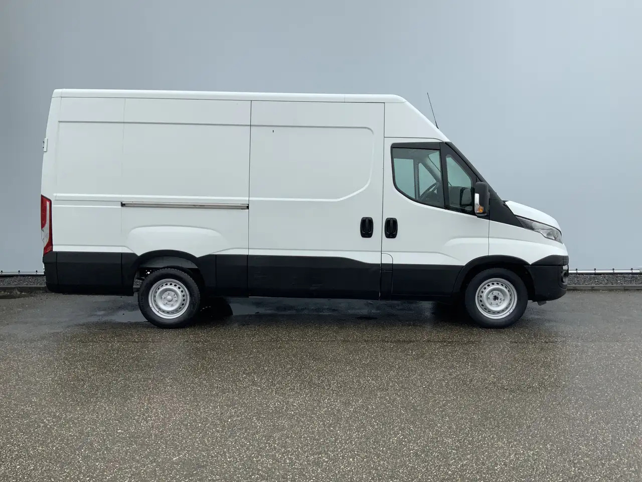 Iveco Daily 35S13V 2.3 352 H2 L3 Airco 3 Zits Opstap Euro 5 - 无侧窗厢式货车:图3 Iveco Daily 35S13V 2.3 352 H2 L3 Airco 3 Zits Opstap Euro 5 - 无侧窗厢式货车:图3