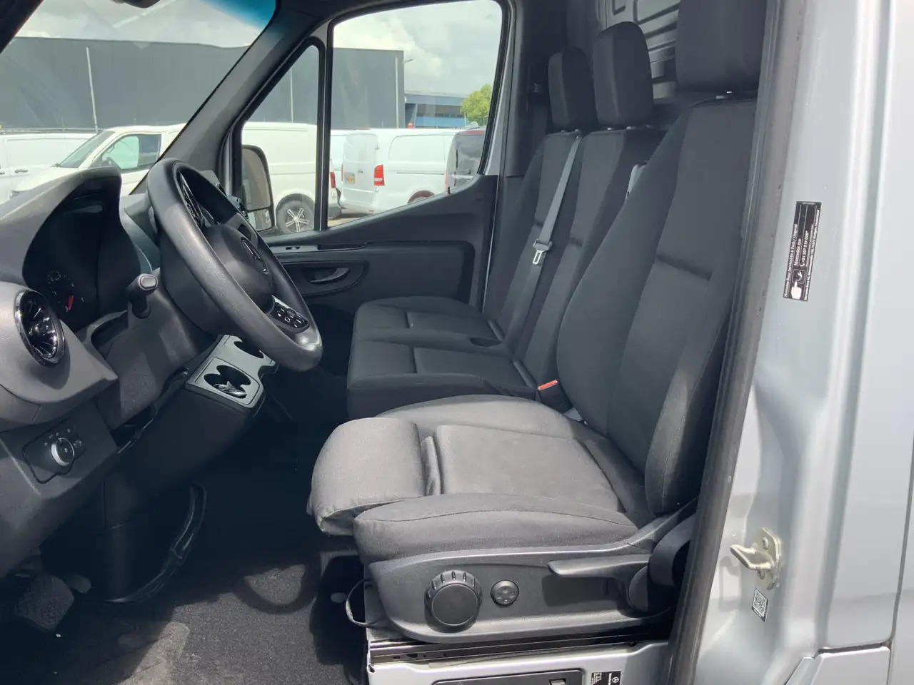Mercedes-Benz Sprinter 315 1.9 CDI L2H2 Automaat 3 Zits Airco Navi Camera - 无侧窗厢式货车:图5 Mercedes-Benz Sprinter 315 1.9 CDI L2H2 Automaat 3 Zits Airco Navi Camera - 无侧窗厢式货车:图5