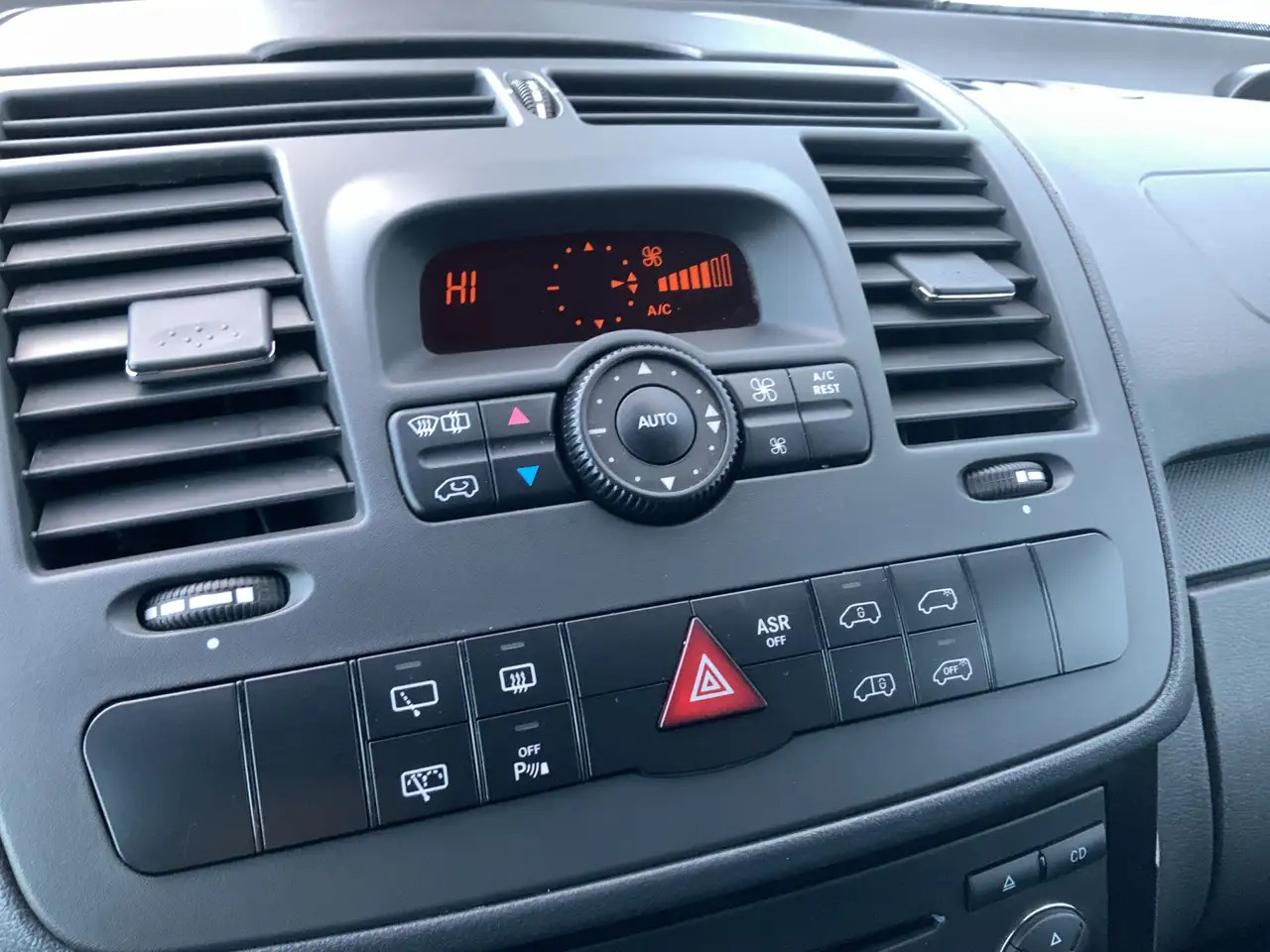 Mercedes-Benz Vito 122 CDI 320 Automaat Airco 2 Zits Leer Trekhaak 20 - 无侧窗厢式货车:图4 Mercedes-Benz Vito 122 CDI 320 Automaat Airco 2 Zits Leer Trekhaak 20 - 无侧窗厢式货车:图4