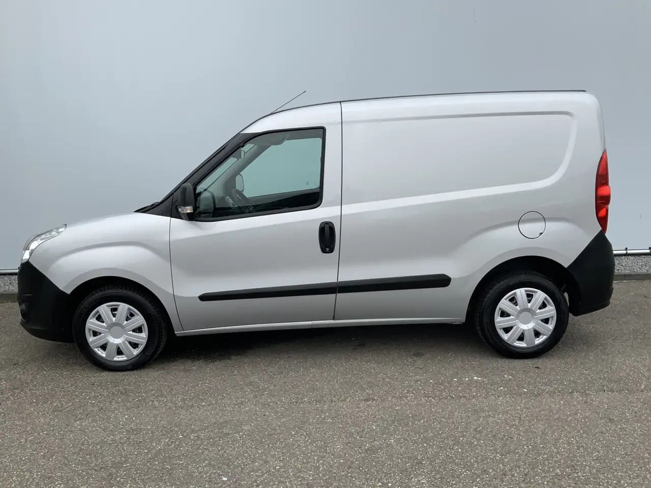 Opel Combo 1.3 CDTi L1H1 Edition Airco Euro 6 - 紧凑型面包车:图3 Opel Combo 1.3 CDTi L1H1 Edition Airco Euro 6 - 紧凑型面包车:图3