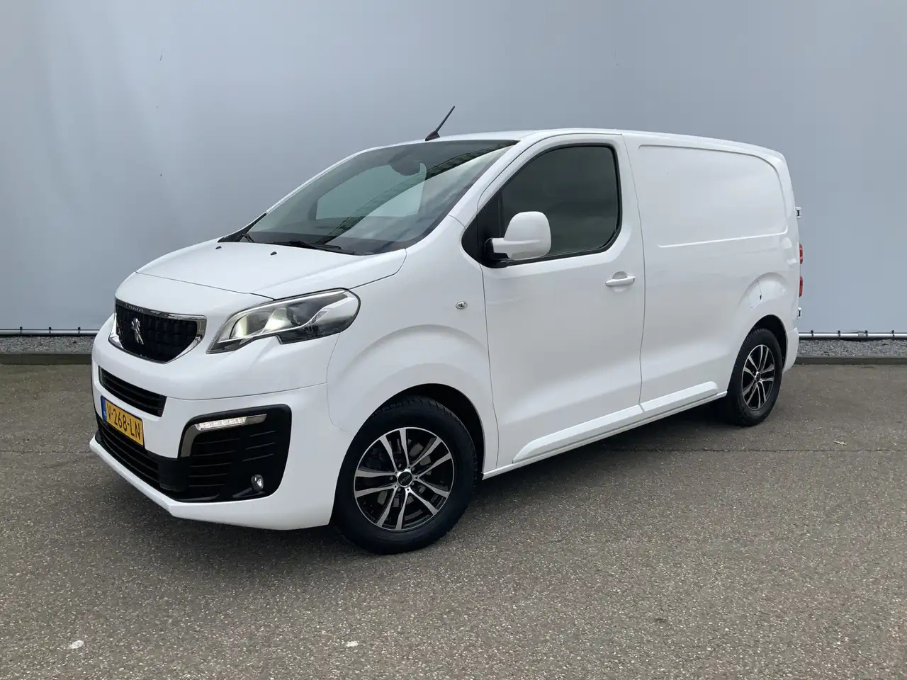 Peugeot Expert 227C 2.0 BlueHDI 150 Premium Pack Airco Cruise Cam - 无侧窗厢式货车:图1 Peugeot Expert 227C 2.0 BlueHDI 150 Premium Pack Airco Cruise Cam - 无侧窗厢式货车:图1