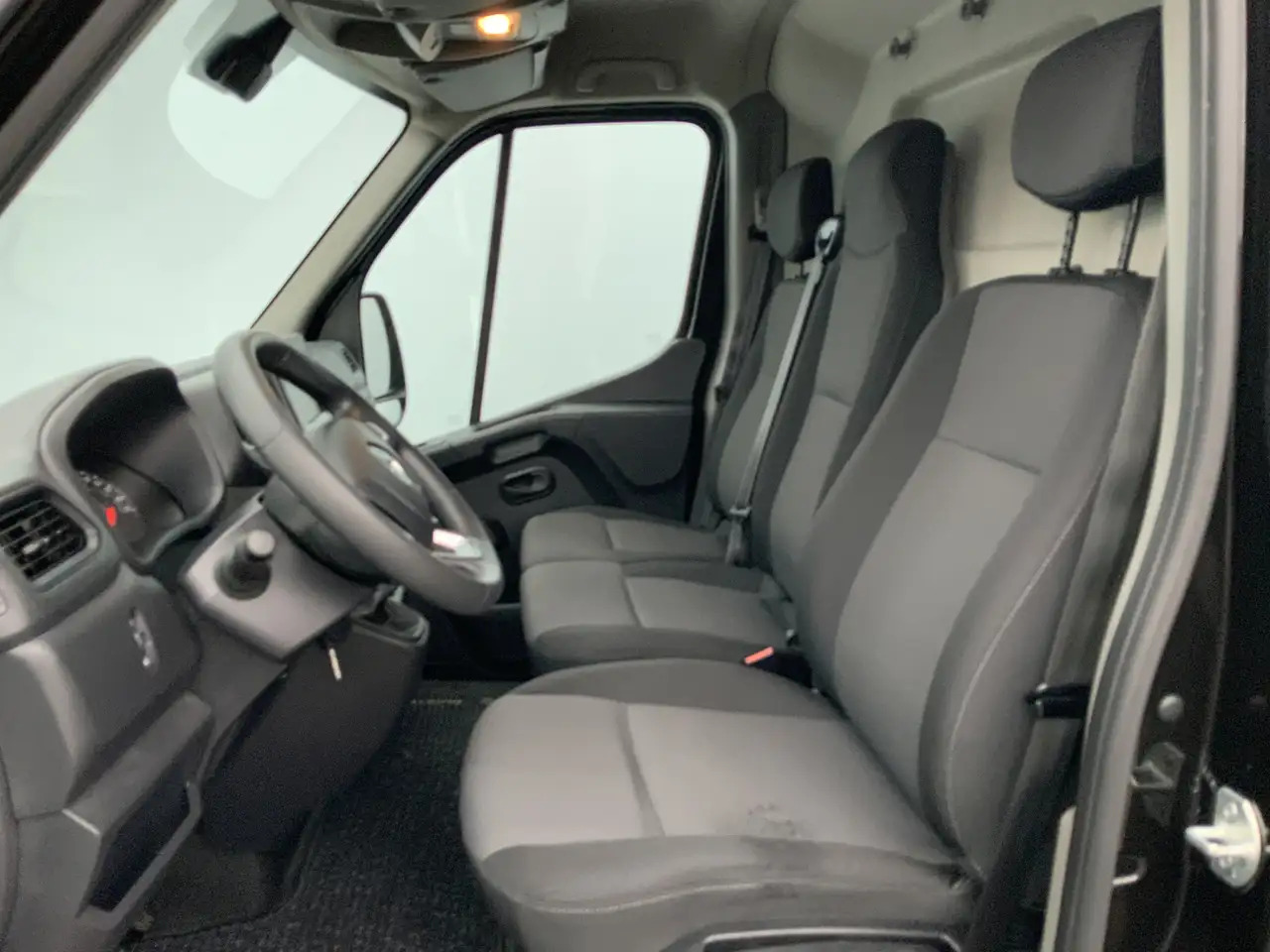 Renault Master T35 2.3 dCi 150 L2H2 Airco Cruise Camera 3 Zits Na - 无侧窗厢式货车:图4 Renault Master T35 2.3 dCi 150 L2H2 Airco Cruise Camera 3 Zits Na - 无侧窗厢式货车:图4