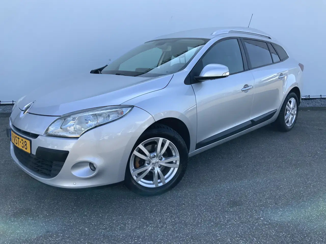Renault Megane 1.5 dCi Expression Airco Navi Grijs Kenteken Euro - 汽车:图1 Renault Megane 1.5 dCi Expression Airco Navi Grijs Kenteken Euro - 汽车:图1