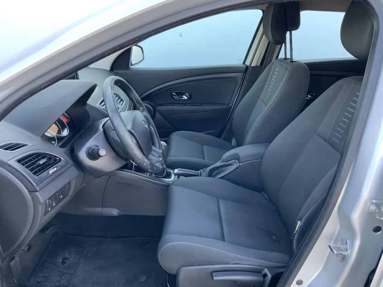 Renault Megane 1.5 dCi Expression Airco Navi Grijs Kenteken Euro - 汽车:图4 Renault Megane 1.5 dCi Expression Airco Navi Grijs Kenteken Euro - 汽车:图4