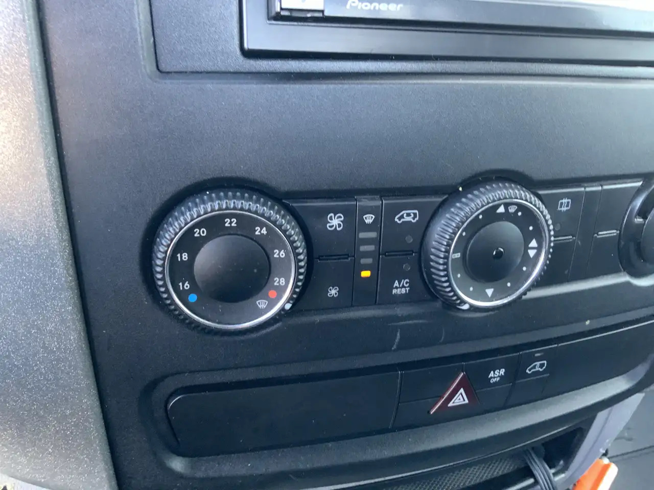 Volkswagen Crafter 50 2.0 TDI L2H1Pick Up Airco Cruise Trekhaak 3500 - 平板货车:图5 Volkswagen Crafter 50 2.0 TDI L2H1Pick Up Airco Cruise Trekhaak 3500 - 平板货车:图5