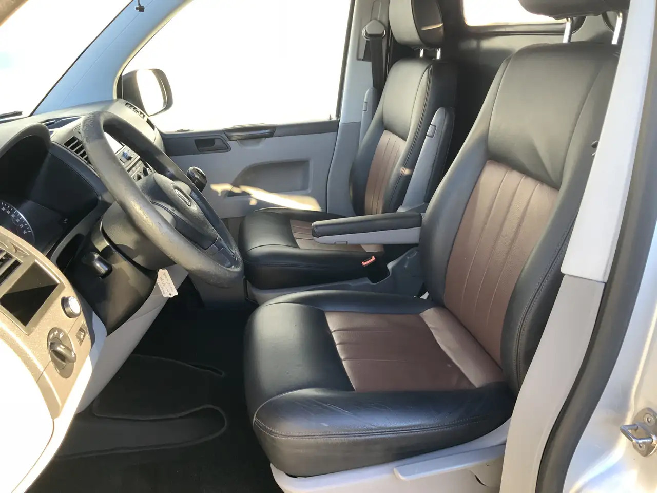 Volkswagen T5 Transporter 2.0 L1H2 Benzine Airco Navi Dub Schuifdeuren Leer - 无侧窗厢式货车:图4 Volkswagen T5 Transporter 2.0 L1H2 Benzine Airco Navi Dub Schuifdeuren Leer - 无侧窗厢式货车:图4