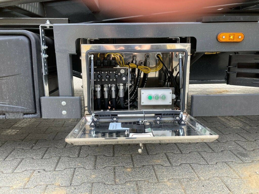 Meusburger 3-Achs-Satteltieflader mit abklappbarem Heck - 低装载半拖车:图3 Meusburger 3-Achs-Satteltieflader mit abklappbarem Heck - 低装载半拖车:图3