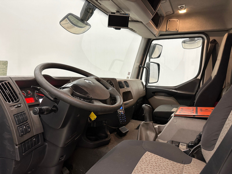 Interior photo 2: 罐车 Renault Premium 310 DXi Interior photo 2: 罐车 Renault Premium 310 DXi