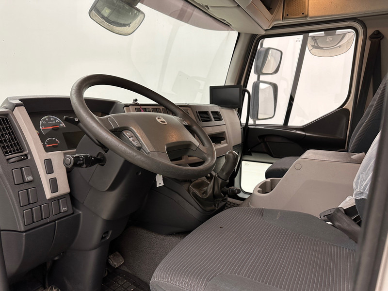 Interior photo 1: 厢式卡车 Volvo FL 240