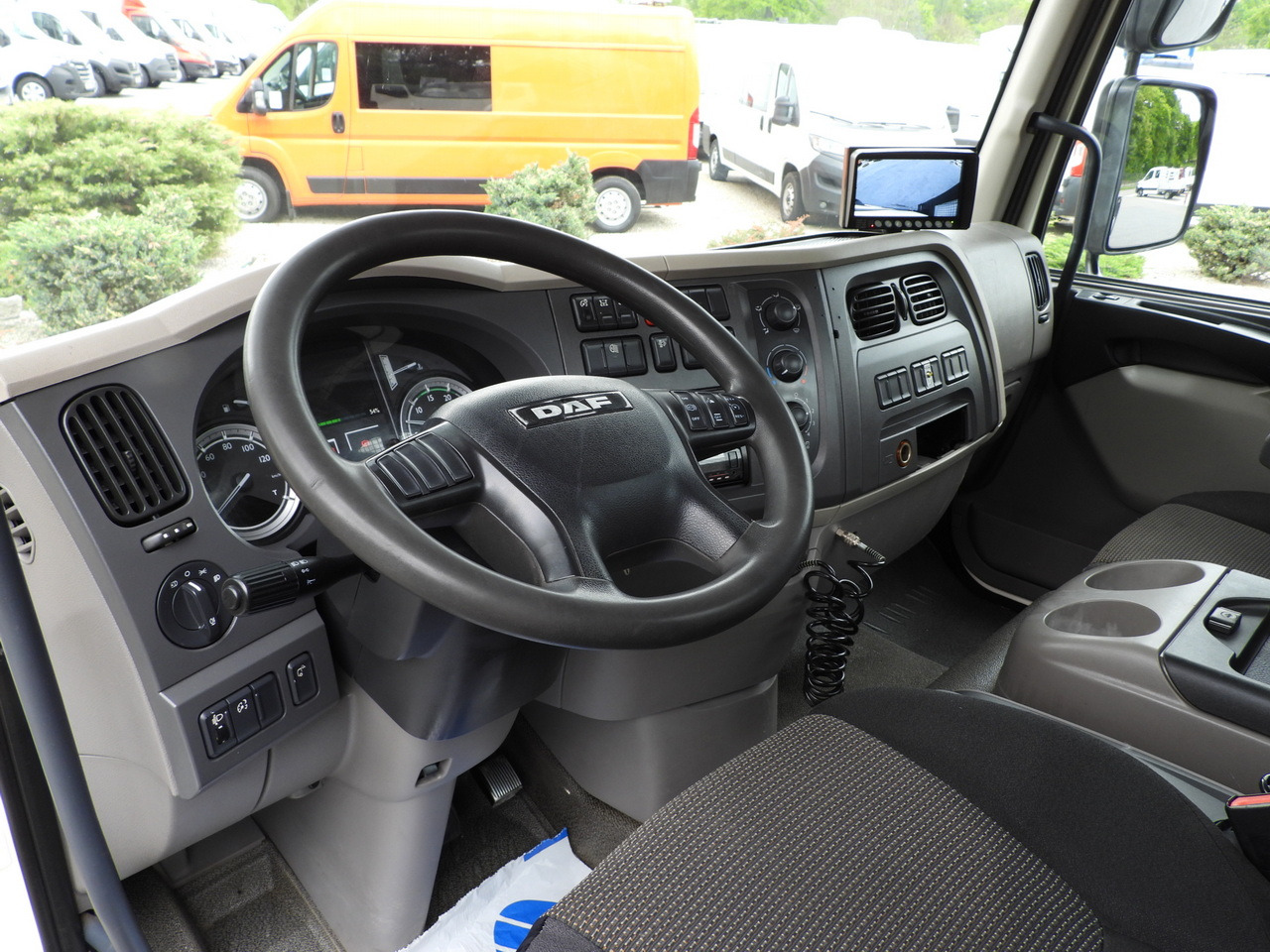 DAF LF 180 THREE-WAY TIPPER CRUISE CONTROL LED LIGHTS AUTOMATIC TRANSMISSION TWIN WHEELS AIR CONDITIONING 180HP - 翻斗车:图2 DAF LF 180 THREE-WAY TIPPER CRUISE CONTROL LED LIGHTS AUTOMATIC TRANSMISSION TWIN WHEELS AIR CONDITIONING 180HP - 翻斗车:图2