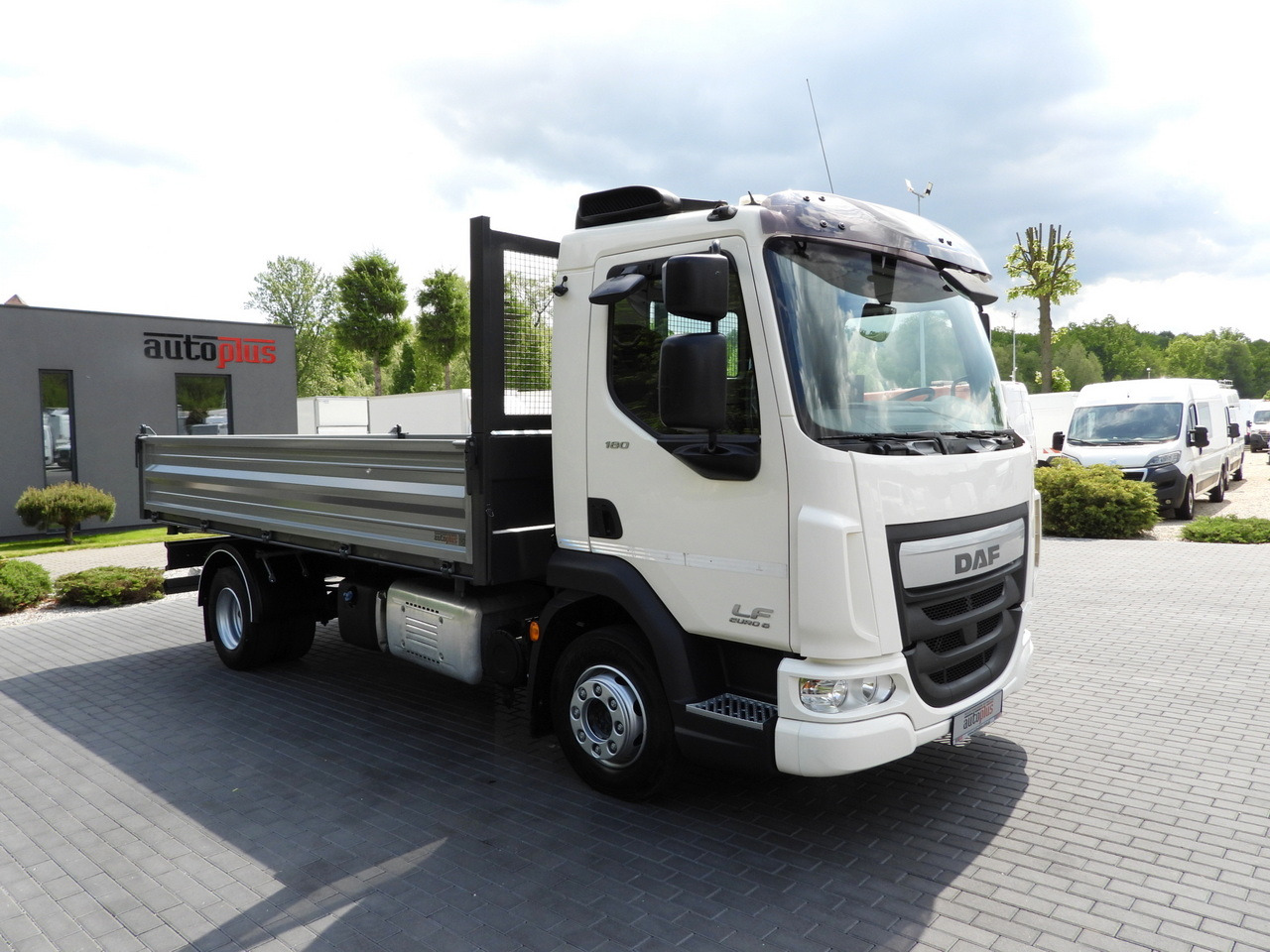 DAF LF 180 THREE-WAY TIPPER CRUISE CONTROL LED LIGHTS AUTOMATIC TRANSMISSION TWIN WHEELS AIR CONDITIONING 180HP - 翻斗车:图4 DAF LF 180 THREE-WAY TIPPER CRUISE CONTROL LED LIGHTS AUTOMATIC TRANSMISSION TWIN WHEELS AIR CONDITIONING 180HP - 翻斗车:图4