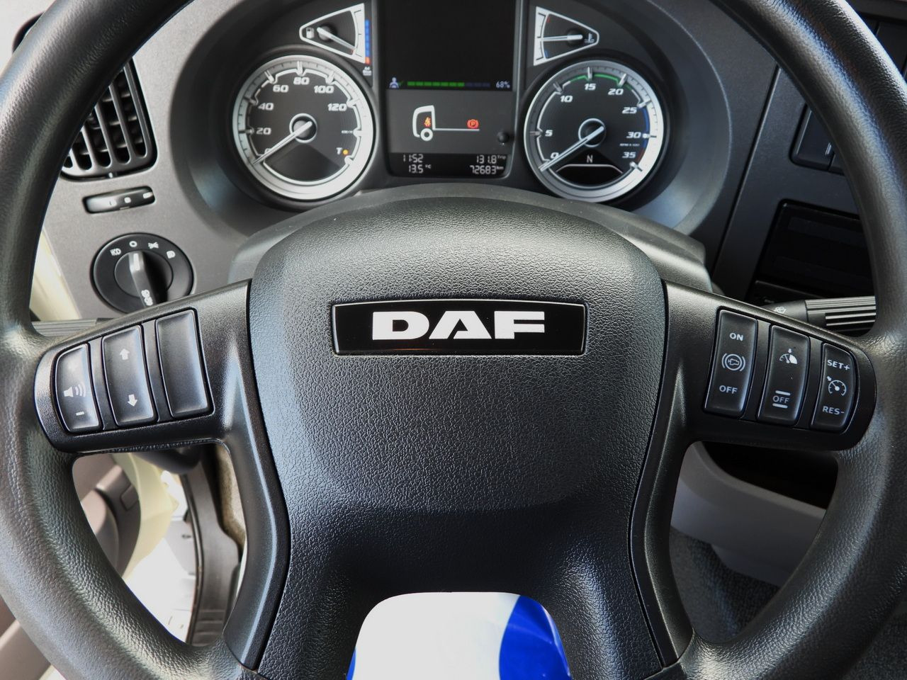 集装箱运输车/ 可拆卸车身的卡车 DAF LF 230 CONTAINER CARRIER PLATFORM + TRAILER WEBASTO CRUISE CONTROL LED LIGHTS PNEUMATICS AUTOMATIC TRANSMISSION  TWIN WHEELS AIR CONDITIONING  230HP：图49