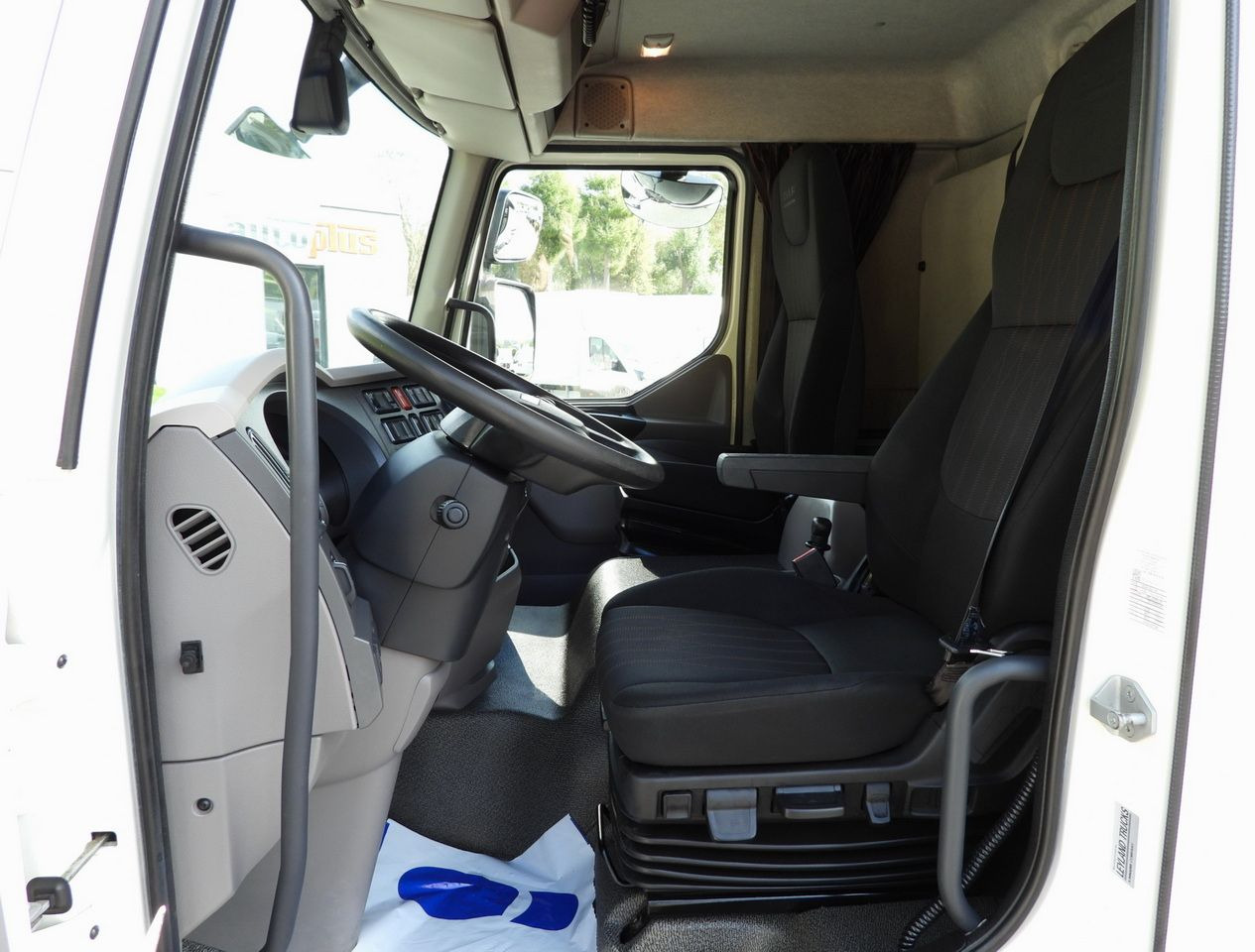 集装箱运输车/ 可拆卸车身的卡车 DAF LF 230 CONTAINER CARRIER PLATFORM + TRAILER WEBASTO CRUISE CONTROL LED LIGHTS PNEUMATICS AUTOMATIC TRANSMISSION  TWIN WHEELS AIR CONDITIONING  230HP：图46