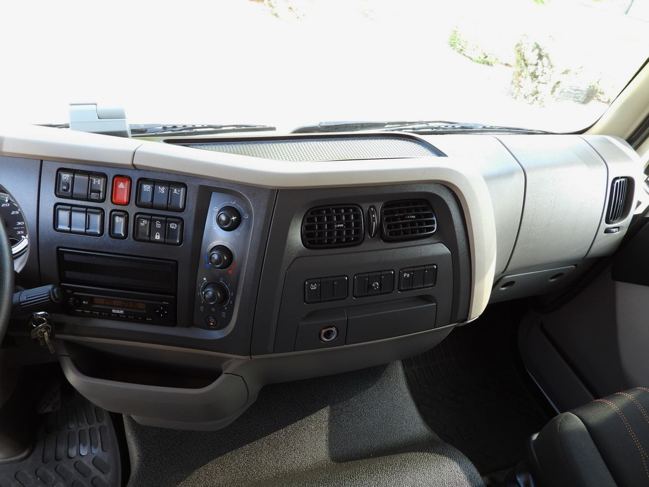 集装箱运输车/ 可拆卸车身的卡车 DAF LF 230 CONTAINER CARRIER PLATFORM + TRAILER WEBASTO CRUISE CONTROL LED LIGHTS PNEUMATICS AUTOMATIC TRANSMISSION  TWIN WHEELS AIR CONDITIONING  230HP：图50