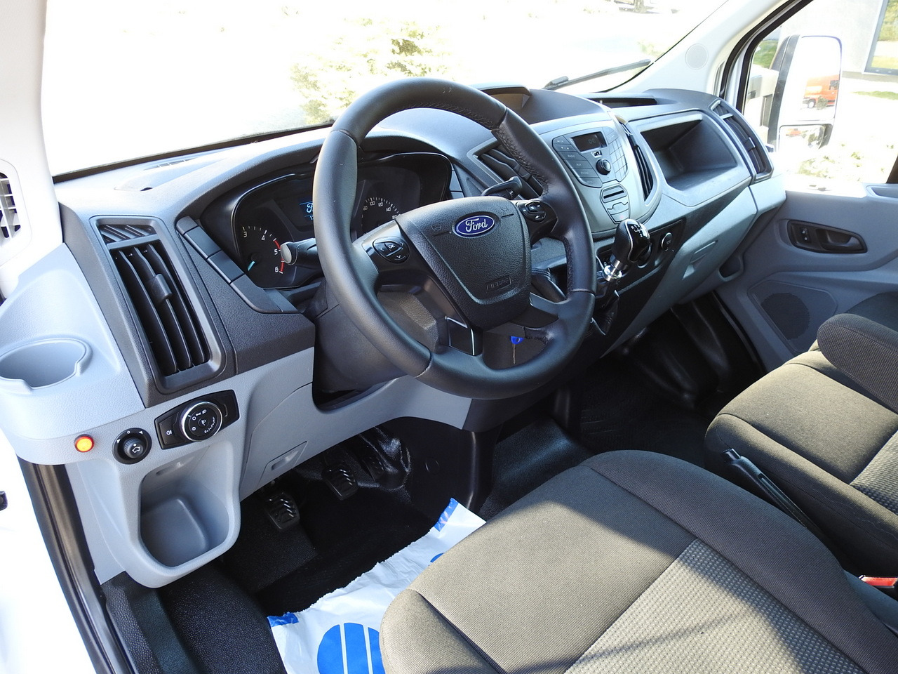 FORD TRANSIT BOX LIFT 8 PALLETS TWIN WHEELS AIR CONDITIONING 130HP - 厢式货车:图2 FORD TRANSIT BOX LIFT 8 PALLETS TWIN WHEELS AIR CONDITIONING 130HP - 厢式货车:图2