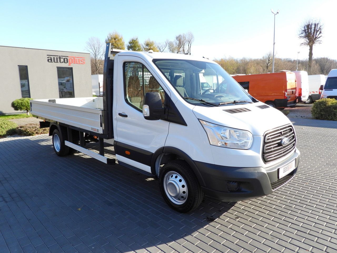 FORD TRANSIT STAKE BODY 8 PALLETS TWIN WHEELS AIR CONDITIONING 155HP - 平板货车:图4 FORD TRANSIT STAKE BODY 8 PALLETS TWIN WHEELS AIR CONDITIONING 155HP - 平板货车:图4