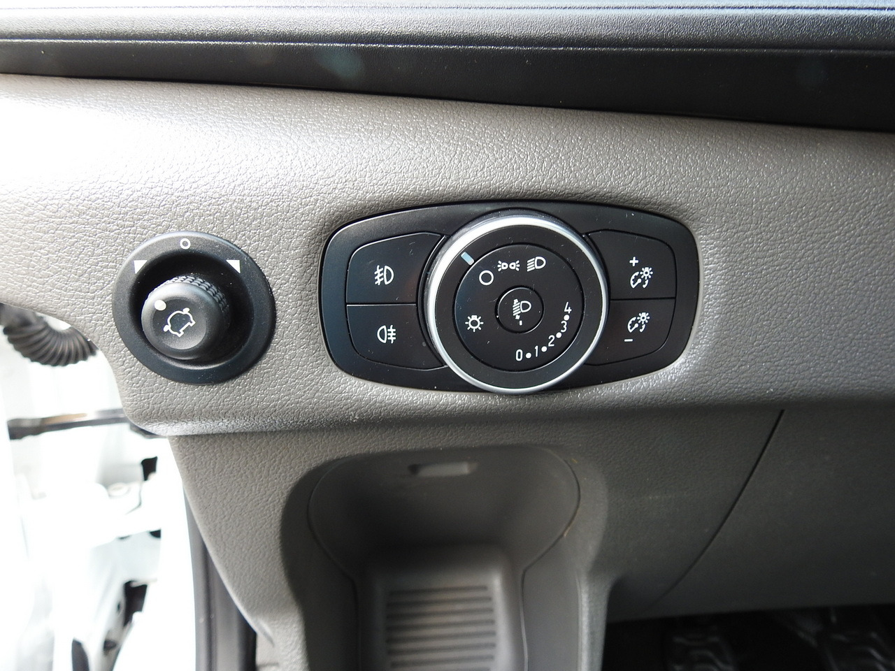 翻斗货车 FORD TRANSIT TIPPER CRUISE CONTROL AIR CONDITIONING TWIN WHEELS  170HP：图28