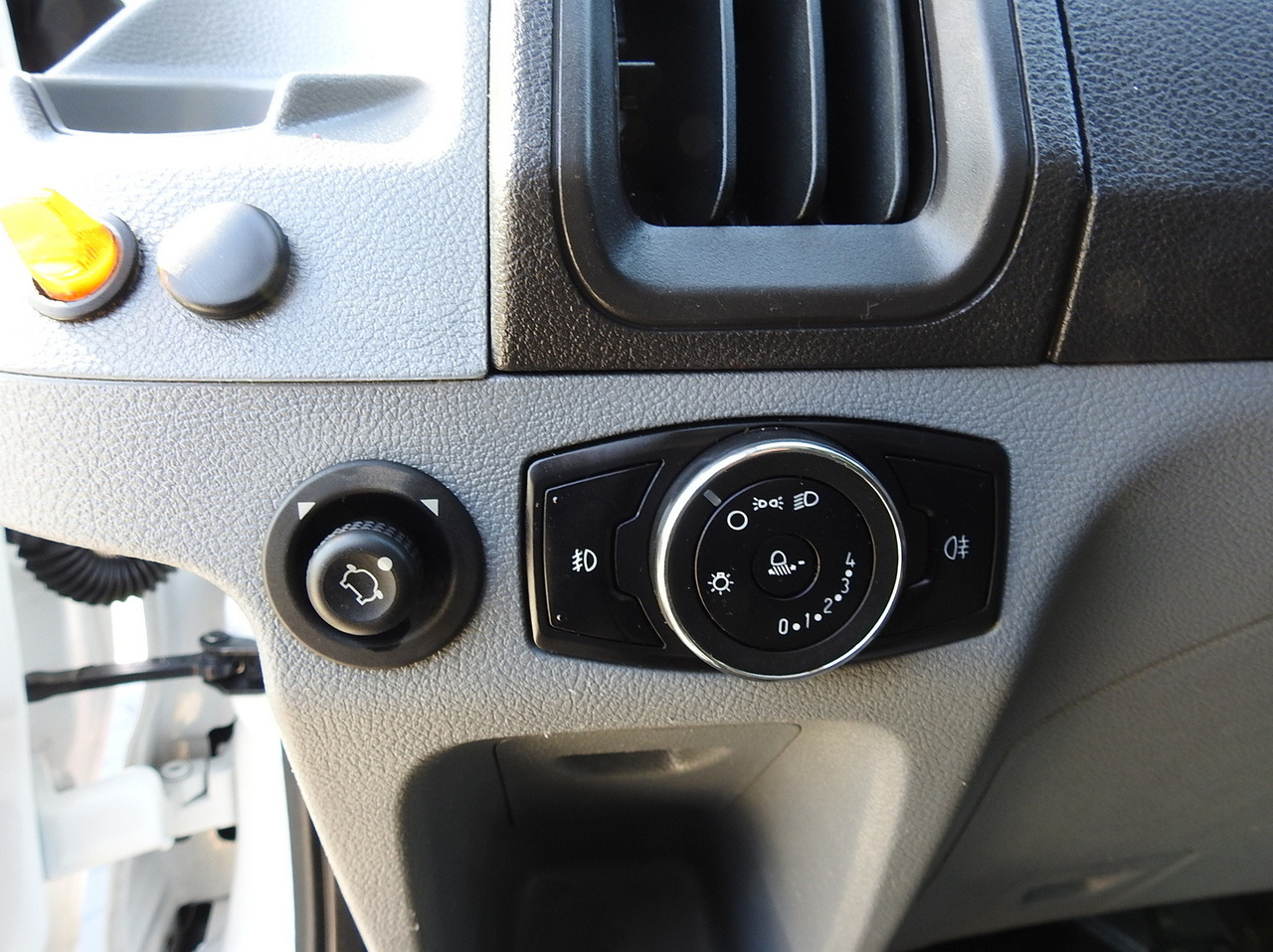 翻斗货车 FORD TRANSIT TIPPER DOUBLE CABIN DOKA 6 SEATS CRUISE CONTROL AIR CONDITIONING 130HP:图29 翻斗货车 FORD TRANSIT TIPPER DOUBLE CABIN DOKA 6 SEATS CRUISE CONTROL AIR CONDITIONING 130HP:图29