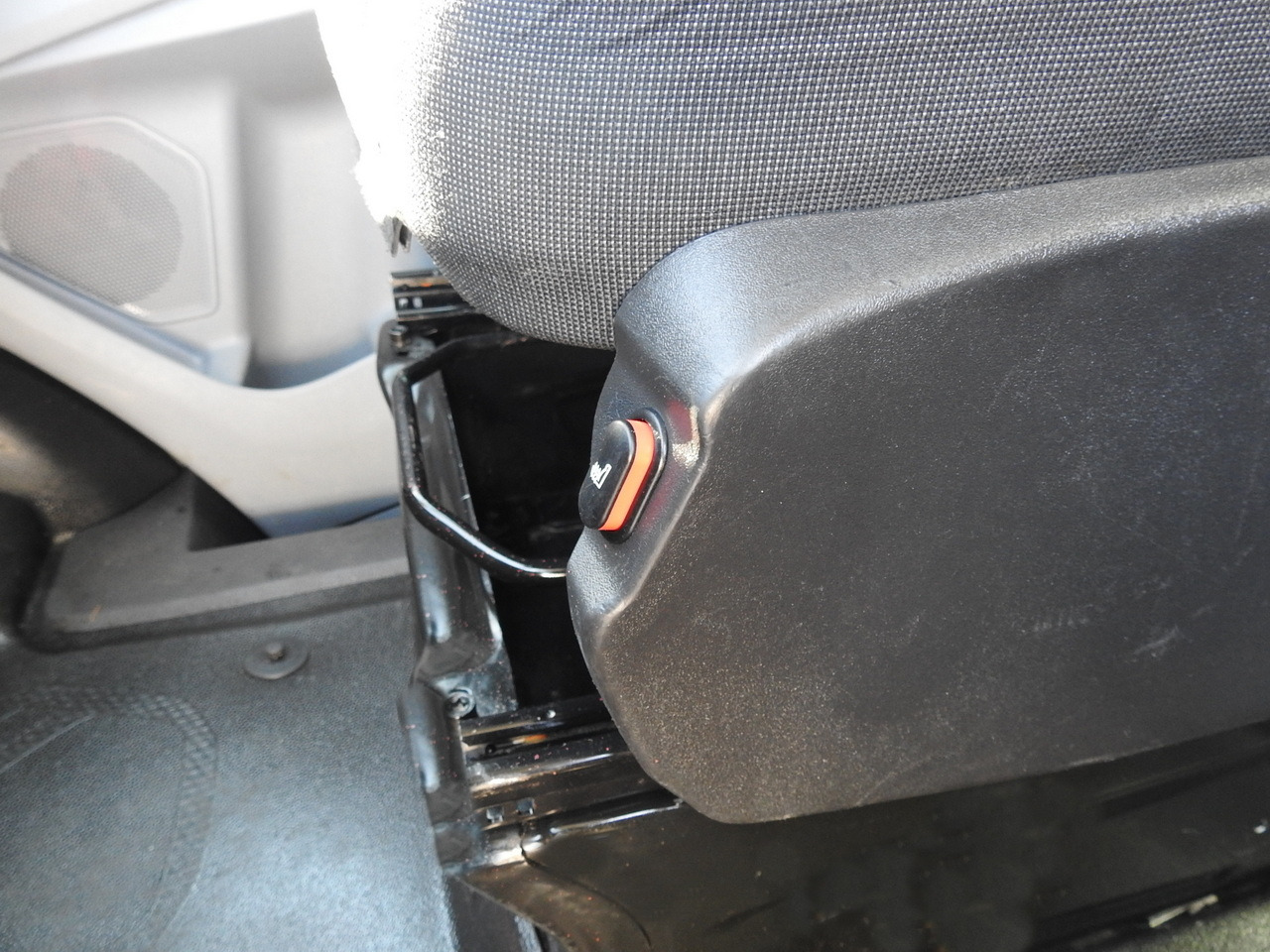 翻斗货车 FORD TRANSIT TIPPER DOUBLE CABIN DOKA 6 SEATS CRUISE CONTROL AIR CONDITIONING 130HP:图26 翻斗货车 FORD TRANSIT TIPPER DOUBLE CABIN DOKA 6 SEATS CRUISE CONTROL AIR CONDITIONING 130HP:图26