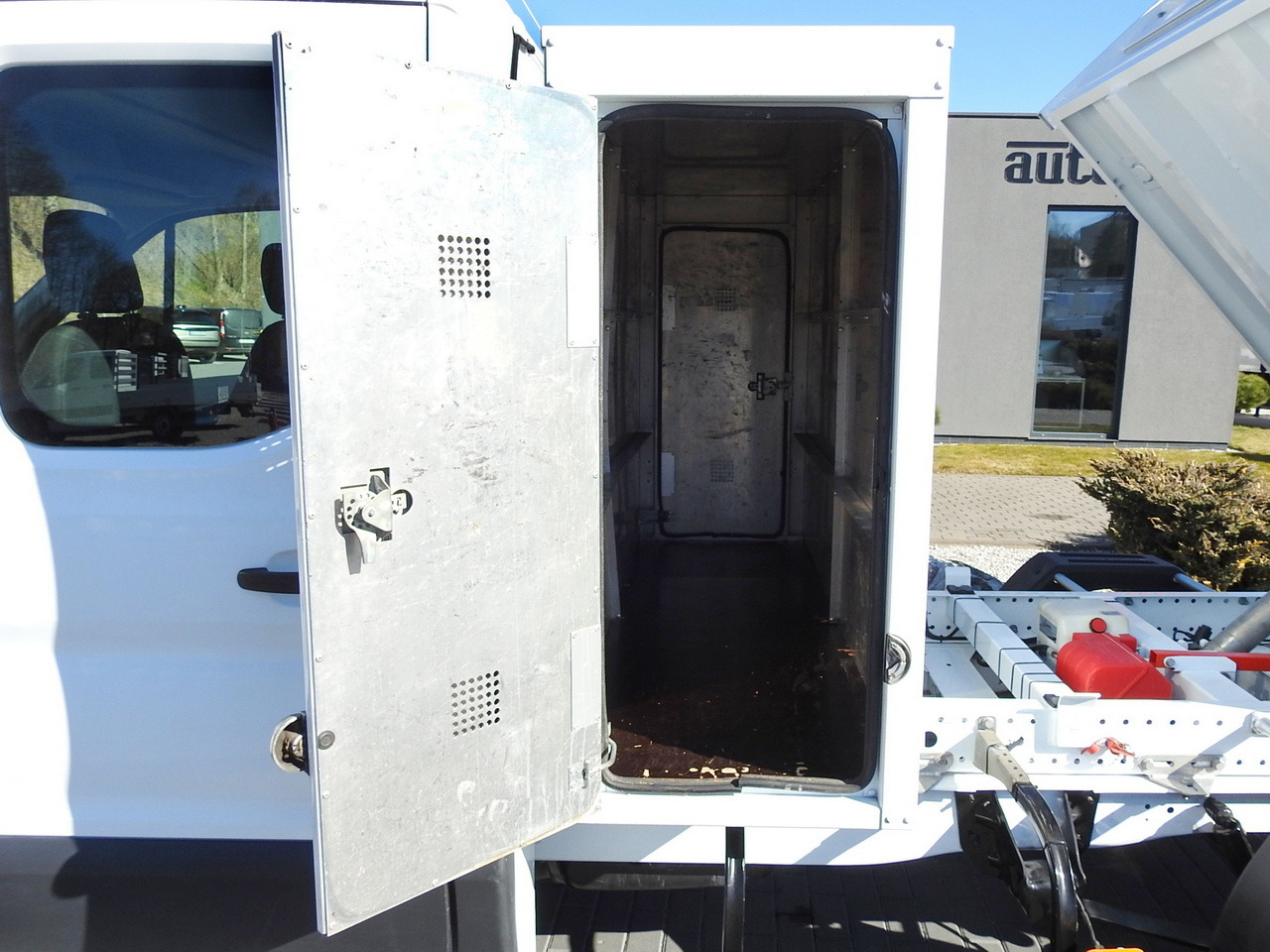 翻斗货车 FORD TRANSIT TIPPER DOUBLE CABIN DOKA 6 SEATS CRUISE CONTROL AIR CONDITIONING 130HP:图22 翻斗货车 FORD TRANSIT TIPPER DOUBLE CABIN DOKA 6 SEATS CRUISE CONTROL AIR CONDITIONING 130HP:图22