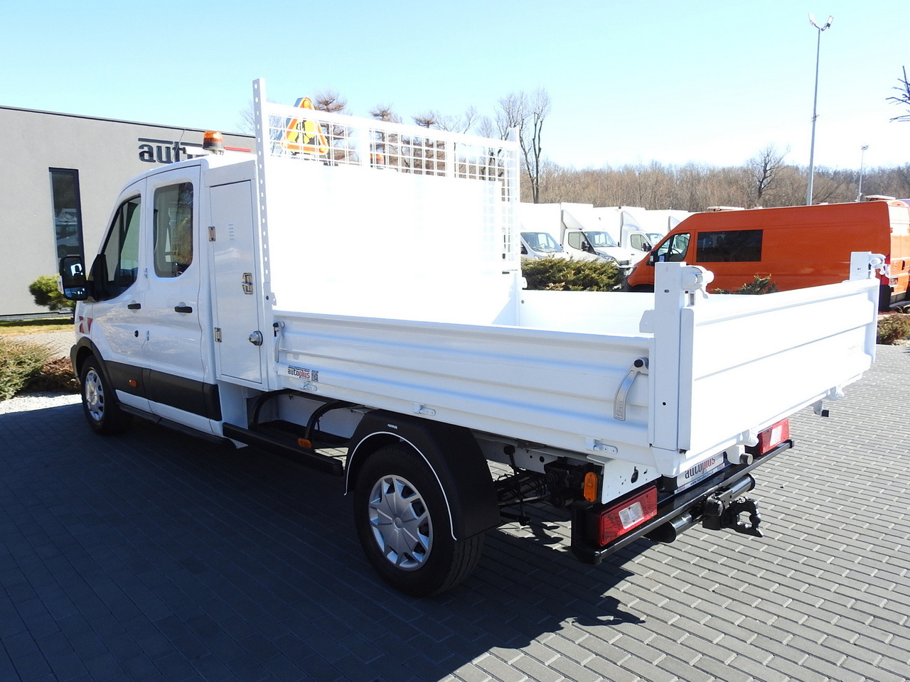 翻斗货车 FORD TRANSIT TIPPER DOUBLE CABIN DOKA 6 SEATS CRUISE CONTROL AIR CONDITIONING 130HP:图9 翻斗货车 FORD TRANSIT TIPPER DOUBLE CABIN DOKA 6 SEATS CRUISE CONTROL AIR CONDITIONING 130HP:图9