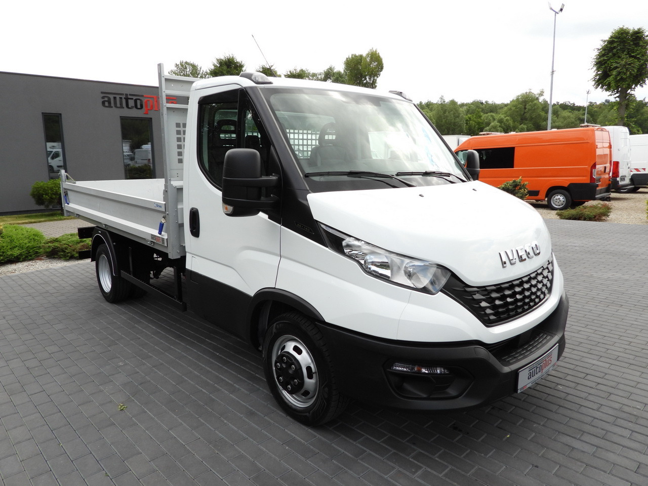 IVECO DAILY 35C14 CRUISE CONTROL TWIN WHEELS AIR CONDITIONING 140HP - 翻斗货车:图4 IVECO DAILY 35C14 CRUISE CONTROL TWIN WHEELS AIR CONDITIONING 140HP - 翻斗货车:图4