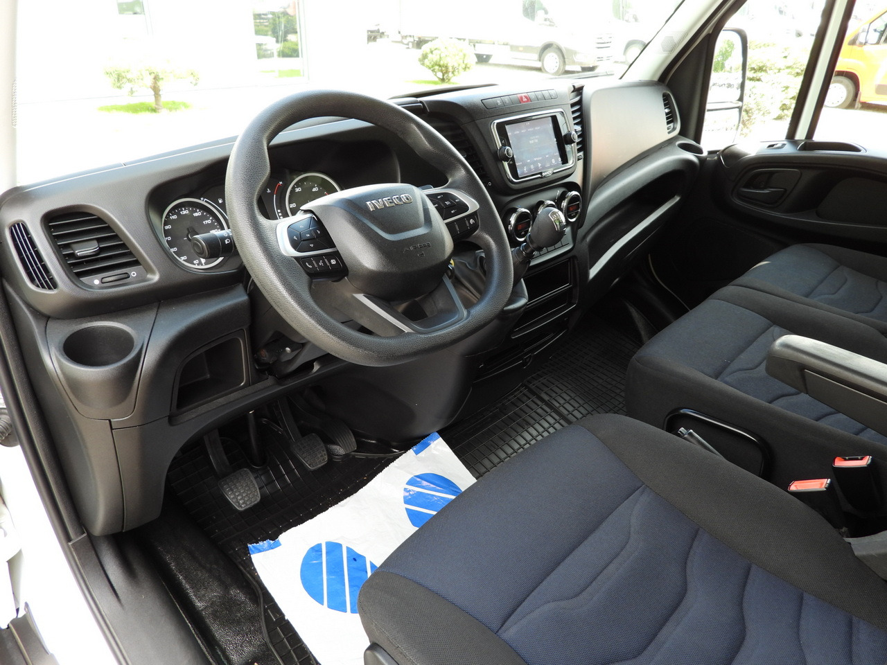 IVECO DAILY 35C16 BOX LIFT 8 PALLETS CRUISE CONTROL TWIN WHEELS AIR CONDITIONING 160HP - 厢式货车:图2 IVECO DAILY 35C16 BOX LIFT 8 PALLETS CRUISE CONTROL TWIN WHEELS AIR CONDITIONING 160HP - 厢式货车:图2