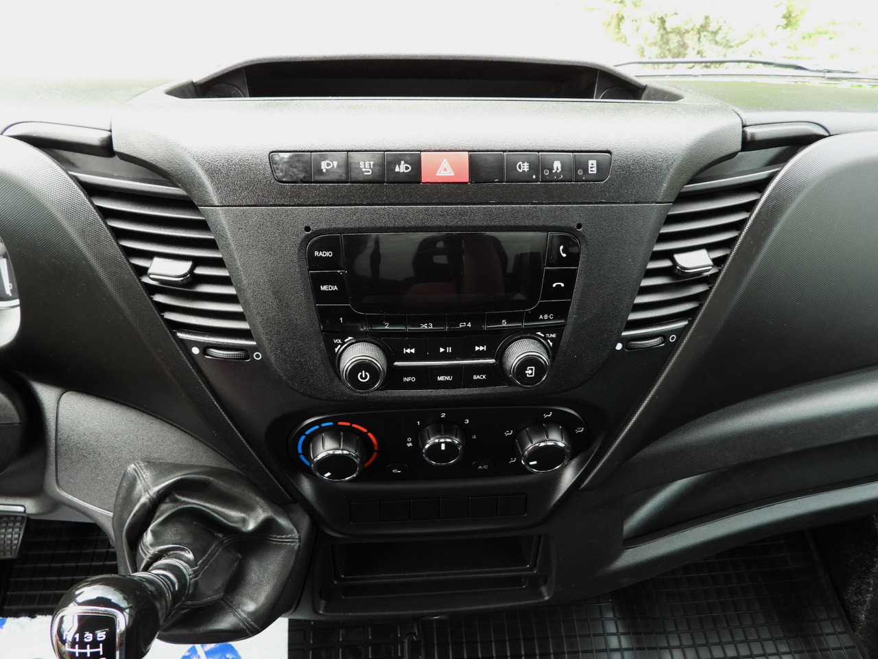 翻斗货车 IVECO DAILY 35C16 TIPPER CRUISE CONTROL TWIN WHEELS AIR CONDITIONING  160HP：图32