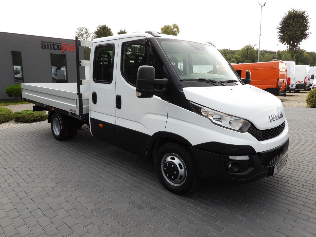 IVECO DAILY 35C17 STAKE BODY DOUBLE CABIN DOKA 7 SEATS CRUISE CONTROL TWIN WHEELS AIR CONDITIONING 170HP - 平板货车:图4 IVECO DAILY 35C17 STAKE BODY DOUBLE CABIN DOKA 7 SEATS CRUISE CONTROL TWIN WHEELS AIR CONDITIONING 170HP - 平板货车:图4