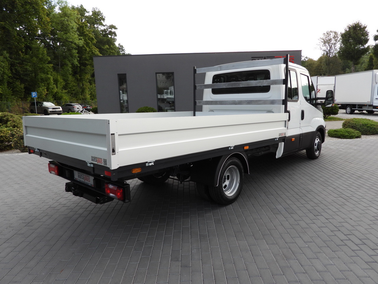 IVECO DAILY 35C17 STAKE BODY DOUBLE CABIN DOKA 7 SEATS CRUISE CONTROL TWIN WHEELS AIR CONDITIONING 170HP - 平板货车:图3 IVECO DAILY 35C17 STAKE BODY DOUBLE CABIN DOKA 7 SEATS CRUISE CONTROL TWIN WHEELS AIR CONDITIONING 170HP - 平板货车:图3