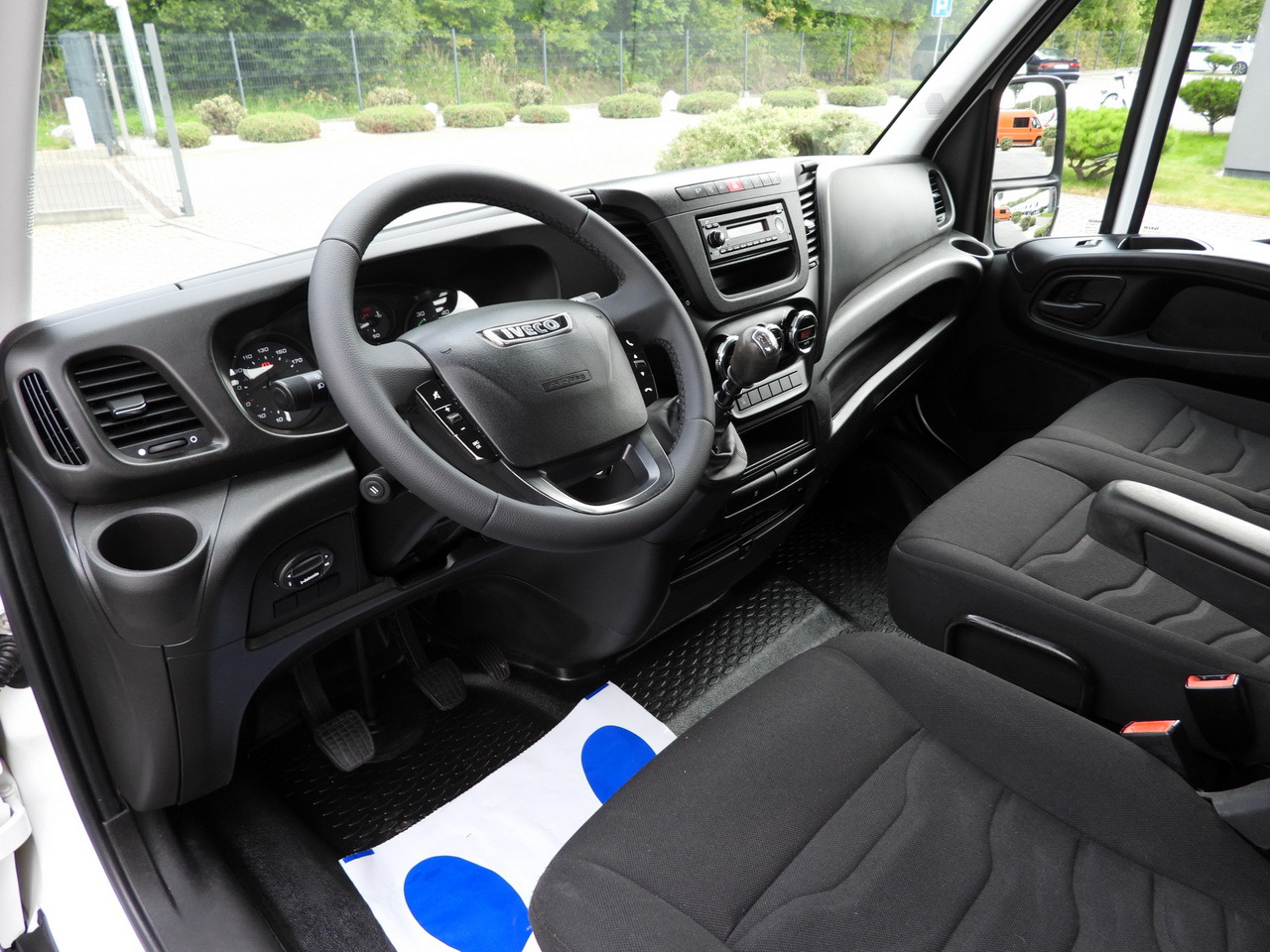 IVECO DAILY 35C17 STAKE BODY DOUBLE CABIN DOKA 7 SEATS CRUISE CONTROL TWIN WHEELS AIR CONDITIONING 170HP - 平板货车:图2 IVECO DAILY 35C17 STAKE BODY DOUBLE CABIN DOKA 7 SEATS CRUISE CONTROL TWIN WHEELS AIR CONDITIONING 170HP - 平板货车:图2