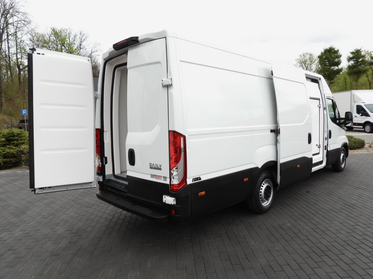 IVECO DAILY 35S14 REFRIGERATOR VAN 0*C POWER SUPPLY 230V CRUISE CONTROL AUTOMATIC TRANSMISSION HI-MATIC AIR CONDITIONING 140HP - 冷藏货车:图3 IVECO DAILY 35S14 REFRIGERATOR VAN 0*C POWER SUPPLY 230V CRUISE CONTROL AUTOMATIC TRANSMISSION HI-MATIC AIR CONDITIONING 140HP - 冷藏货车:图3