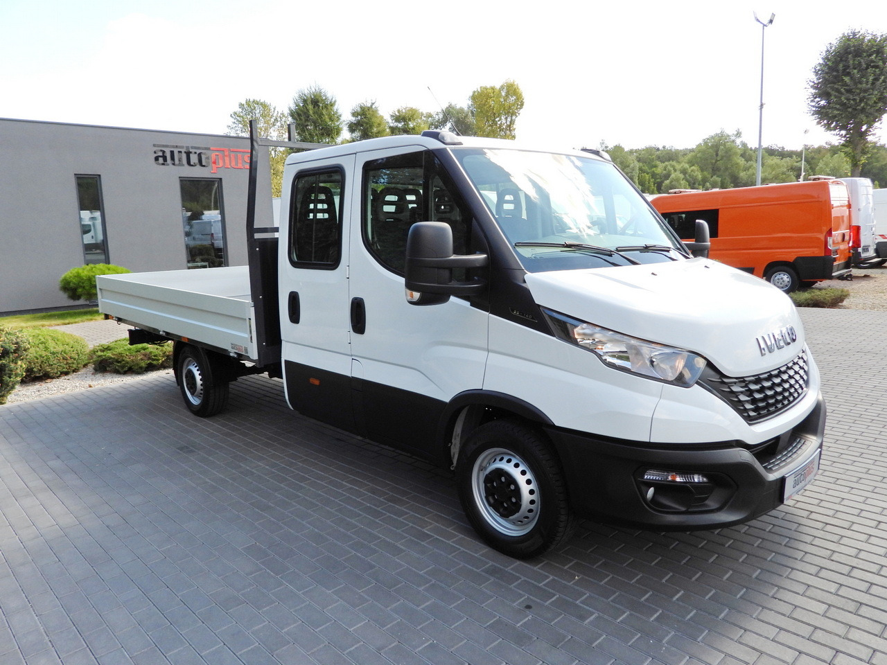 IVECO DAILY 35S14 STAKE BODY DOUBLE CABIN DOKA 7 SEATS CRUISE CONTROL AIR CONDITIONING 135HP - 平板货车:图4 IVECO DAILY 35S14 STAKE BODY DOUBLE CABIN DOKA 7 SEATS CRUISE CONTROL AIR CONDITIONING 135HP - 平板货车:图4