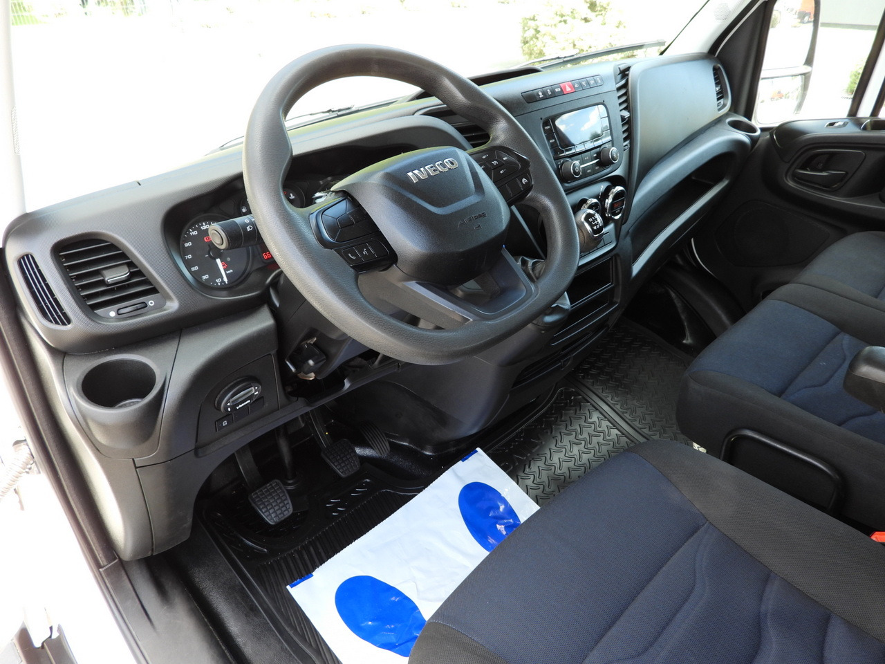 IVECO DAILY 35S14 STAKE BODY DOUBLE CABIN DOKA 7 SEATS CRUISE CONTROL AIR CONDITIONING 135HP - 平板货车:图2 IVECO DAILY 35S14 STAKE BODY DOUBLE CABIN DOKA 7 SEATS CRUISE CONTROL AIR CONDITIONING 135HP - 平板货车:图2