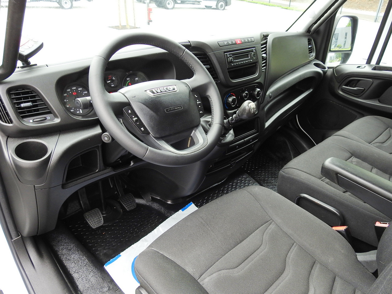 IVECO DAILY 35S15 REGRIGERATOR BOX -12*C 8 PALLETS CRUISE CONTROL TWIN WHEELS AIR CONDITIONING 150HP - 冷藏货车:图2 IVECO DAILY 35S15 REGRIGERATOR BOX -12*C 8 PALLETS CRUISE CONTROL TWIN WHEELS AIR CONDITIONING 150HP - 冷藏货车:图2