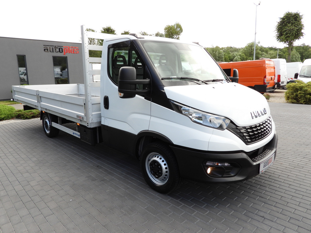 IVECO DAILY 35S16 STAKE BODY 10 PALLETS CRUISE CONTROL AIR CONDITIONING 160HP - 平板货车:图4 IVECO DAILY 35S16 STAKE BODY 10 PALLETS CRUISE CONTROL AIR CONDITIONING 160HP - 平板货车:图4