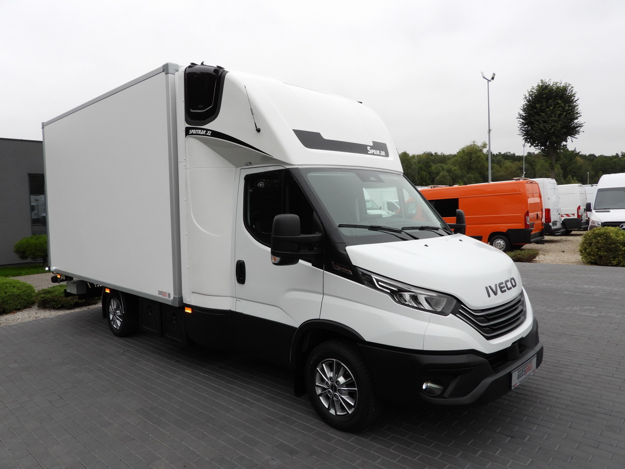 IVECO DAILY 35S18 BOX HI-MATIC LIFT 8 PALLETS CRUISE CONTROL NAVIGATION LED LIGHTS PNEUMATICS AUTOMATIC TRANSMISSION HI-MATIC AIR CONDITIONING 180HP - 厢式货车:图4 IVECO DAILY 35S18 BOX HI-MATIC LIFT 8 PALLETS CRUISE CONTROL NAVIGATION LED LIGHTS PNEUMATICS AUTOMATIC TRANSMISSION HI-MATIC AIR CONDITIONING 180HP - 厢式货车:图4