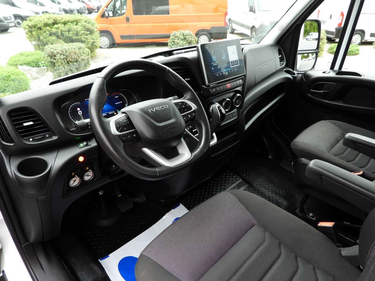 IVECO DAILY 35S18 BOX HI-MATIC LIFT 8 PALLETS CRUISE CONTROL NAVIGATION LED LIGHTS PNEUMATICS AUTOMATIC TRANSMISSION HI-MATIC AIR CONDITIONING 180HP - 厢式货车:图2 IVECO DAILY 35S18 BOX HI-MATIC LIFT 8 PALLETS CRUISE CONTROL NAVIGATION LED LIGHTS PNEUMATICS AUTOMATIC TRANSMISSION HI-MATIC AIR CONDITIONING 180HP - 厢式货车:图2