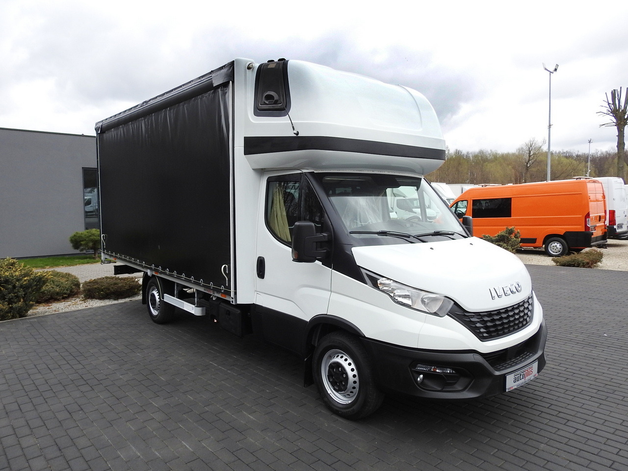 IVECO DAILY  35S18 TARPAULIN 10 PALLETS WEBASTO CRUISE CONTROL AIR CONDITIONING  180HP - 侧帘货车:图4 IVECO DAILY  35S18 TARPAULIN 10 PALLETS WEBASTO CRUISE CONTROL AIR CONDITIONING  180HP - 侧帘货车:图4