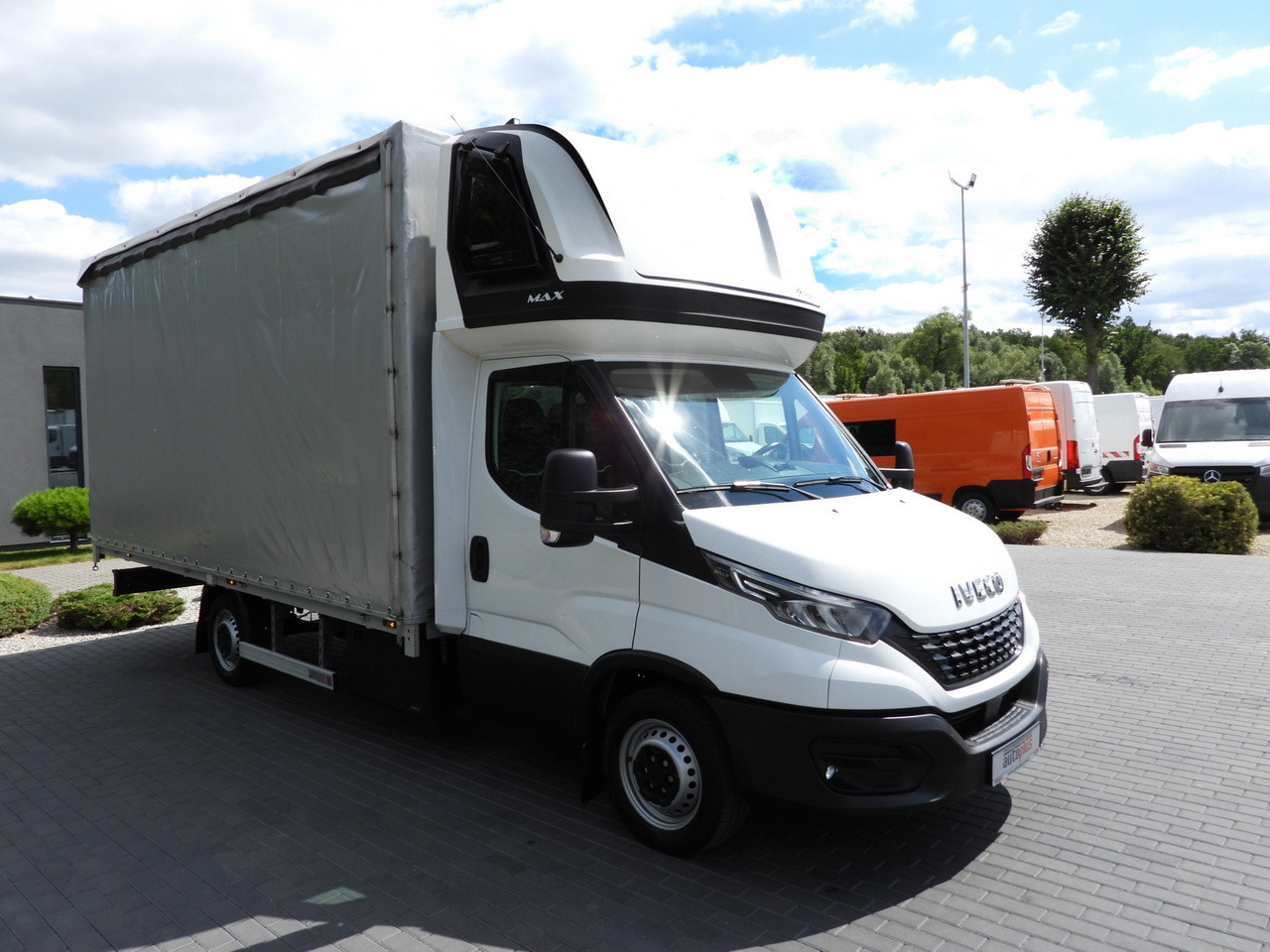 IVECO DAILY 35S18 TARPAULIN 10 PALLETS WEBASTO CRUISE CONTROL NAVIGATION LED LIGHTS AIR CONDITIONING  180HP - 侧帘货车:图4 IVECO DAILY 35S18 TARPAULIN 10 PALLETS WEBASTO CRUISE CONTROL NAVIGATION LED LIGHTS AIR CONDITIONING  180HP - 侧帘货车:图4