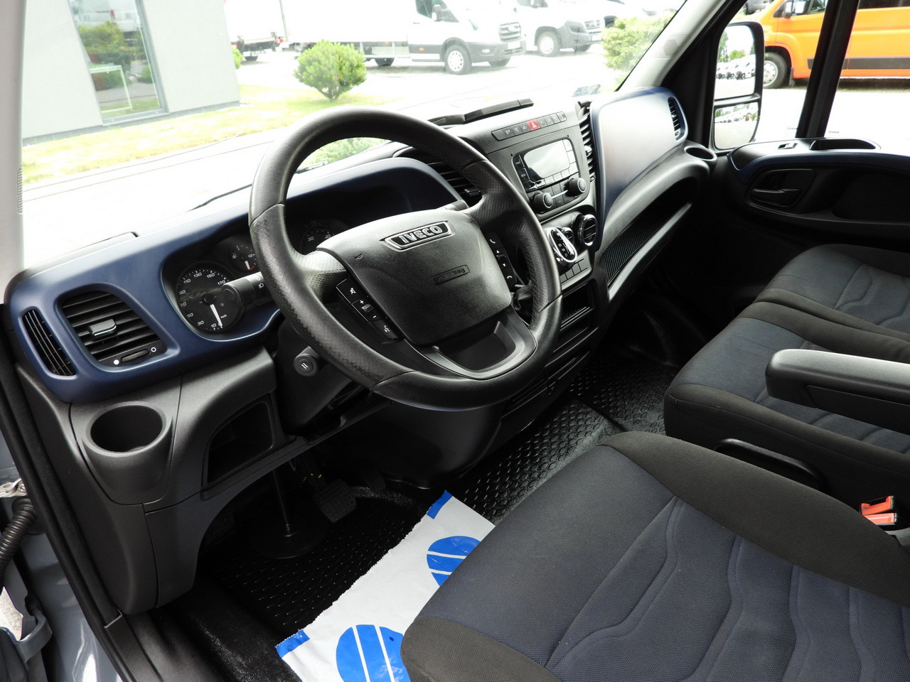 IVECO DAILY 35S18 TARPAULIN 10 PALLETS WEBASTO CRUISE CONTROL PNEUMATICS AUTOMATIC TRANSMISSION HI-MATIC AIR CONDITIONING 180HP - 侧帘货车:图2 IVECO DAILY 35S18 TARPAULIN 10 PALLETS WEBASTO CRUISE CONTROL PNEUMATICS AUTOMATIC TRANSMISSION HI-MATIC AIR CONDITIONING 180HP - 侧帘货车:图2