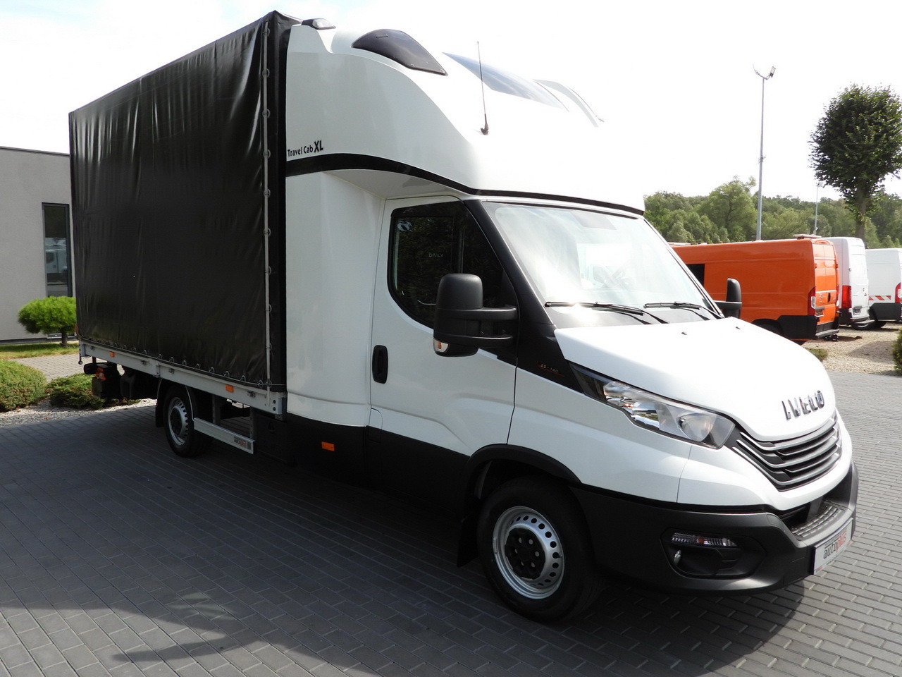 IVECO DAILY 35S18 TARPAULIN LIFT 8 PALLETS CRUISE CONTROL AIR CONDITIONING 180HP - 侧帘货车:图4 IVECO DAILY 35S18 TARPAULIN LIFT 8 PALLETS CRUISE CONTROL AIR CONDITIONING 180HP - 侧帘货车:图4