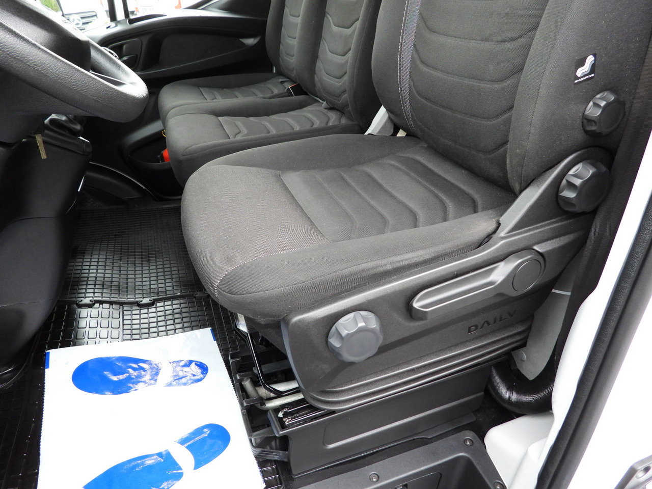 IVECO DAILY 35S18 TARPAULIN LIFT 8 PALLETS WEBASTO CRUISE CONTROL LED LIGHTS AIR CONDITIONING  180HP 租赁 IVECO DAILY 35S18 TARPAULIN LIFT 8 PALLETS WEBASTO CRUISE CONTROL LED LIGHTS AIR CONDITIONING  180HP：图32